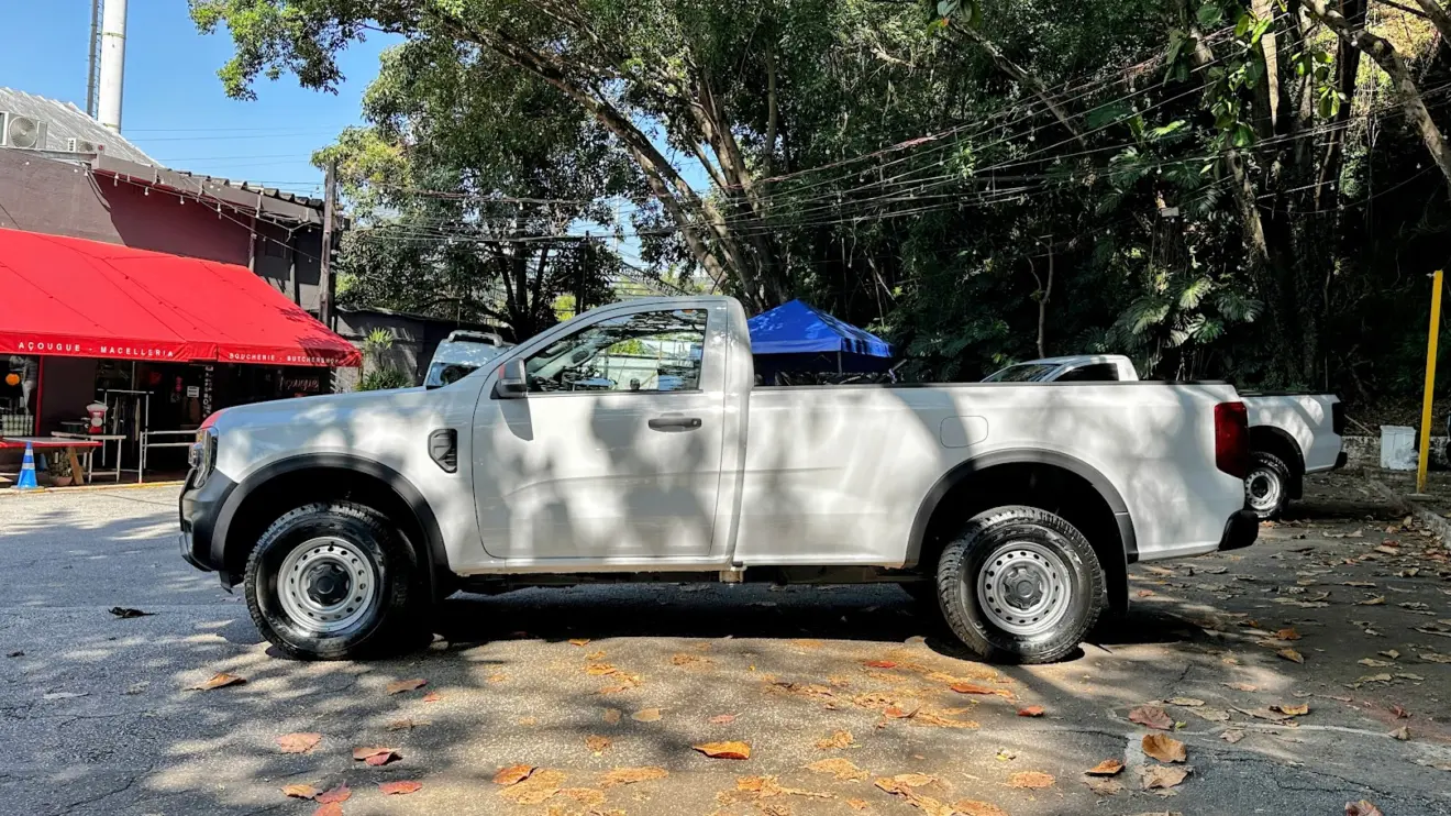 Ford Ranger XL Cabine Simples branca parada de lateral 