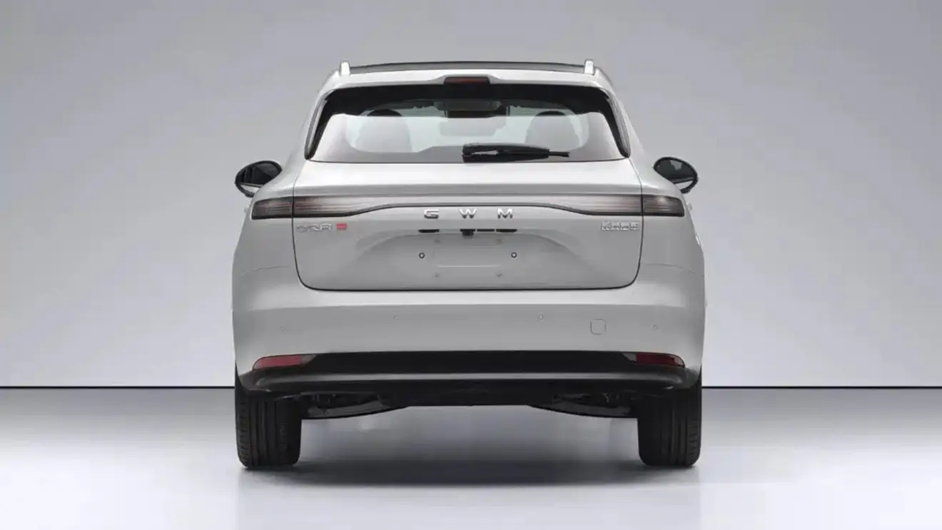 GWM Ora 5 Wagon Edition perua branca de traseira Porsche