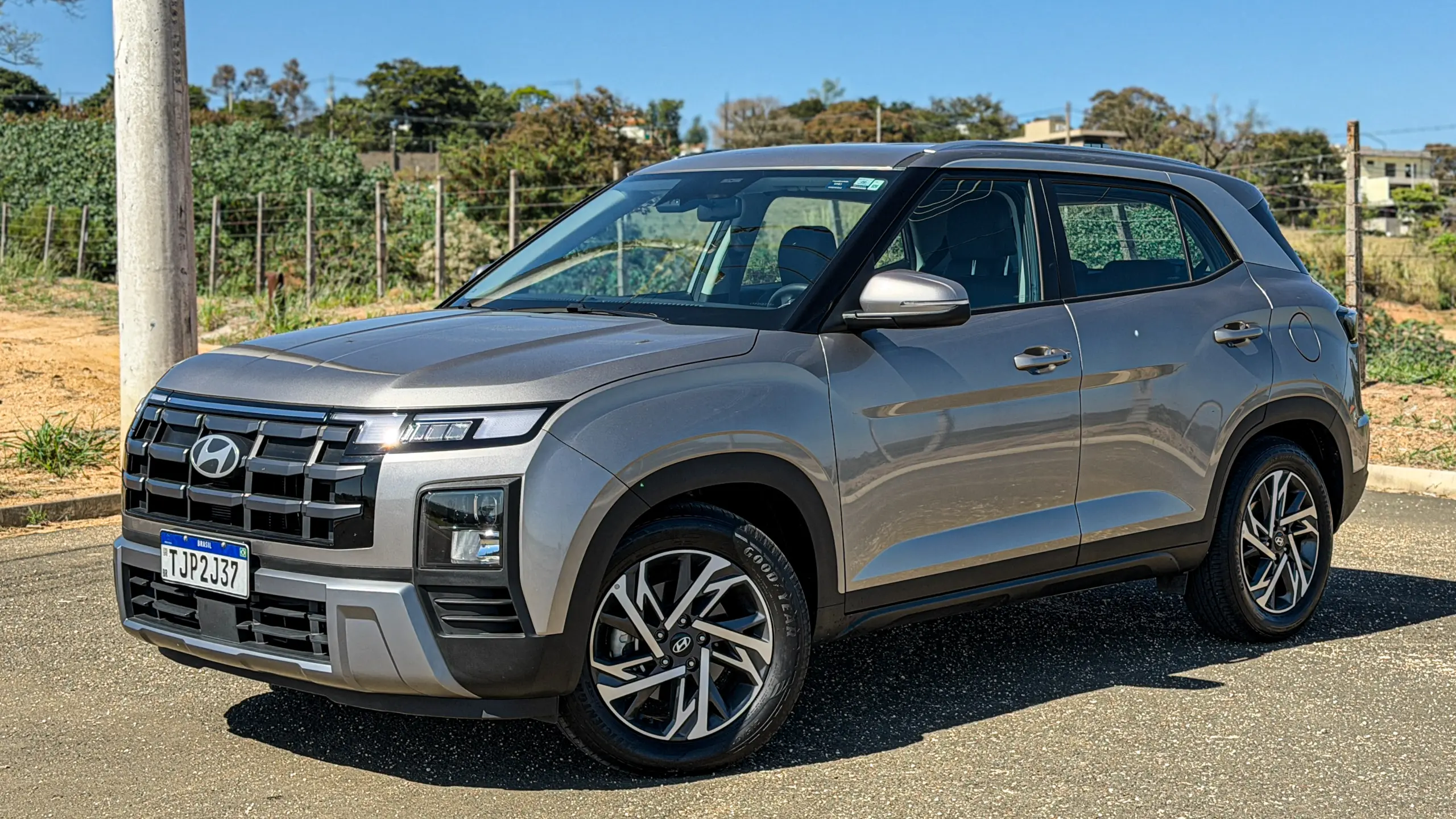 Hyundai Creta Limited na cor Cinza Silk estático
