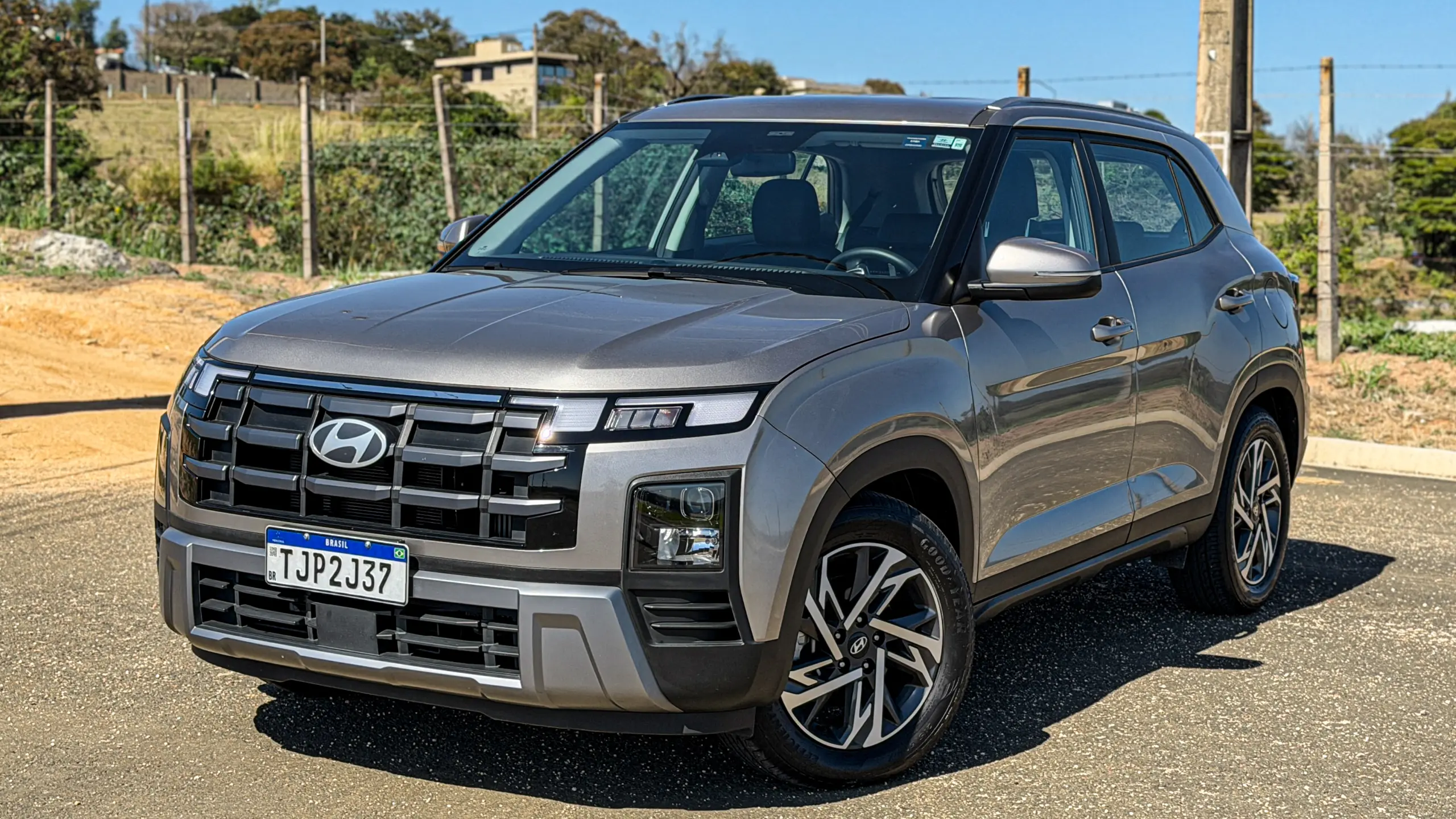 Hyundai Creta Limited na cor Cinza Silk estático