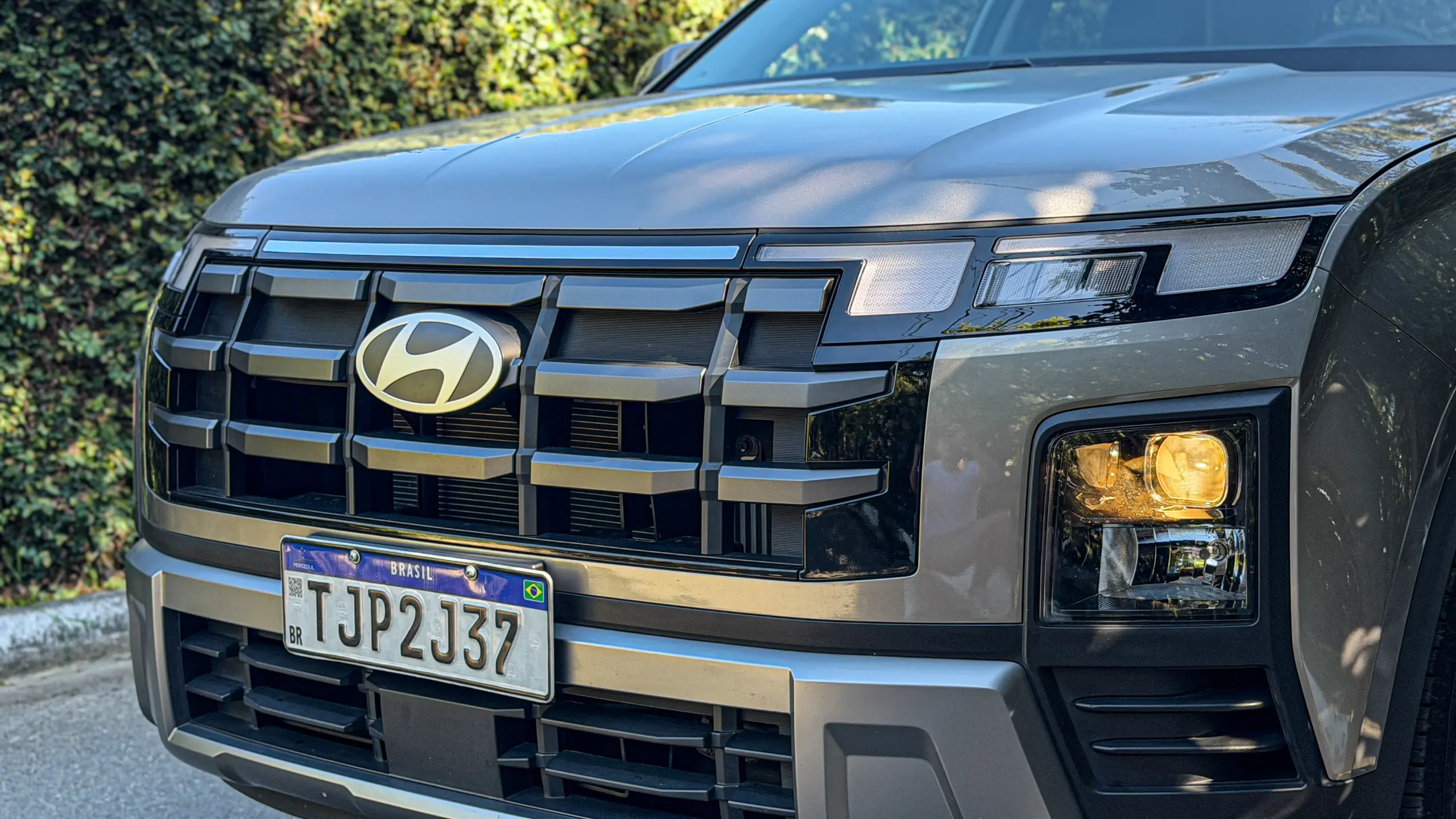 Hyundai Creta Limited na cor Cinza Silk estático