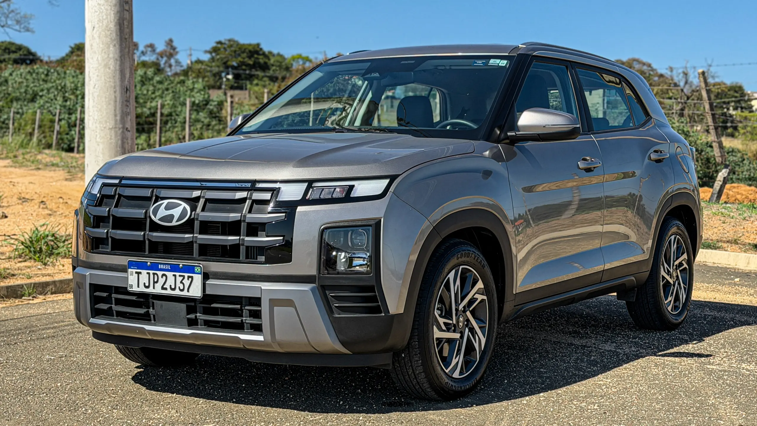 Hyundai Creta Limited na cor Cinza Silk estático