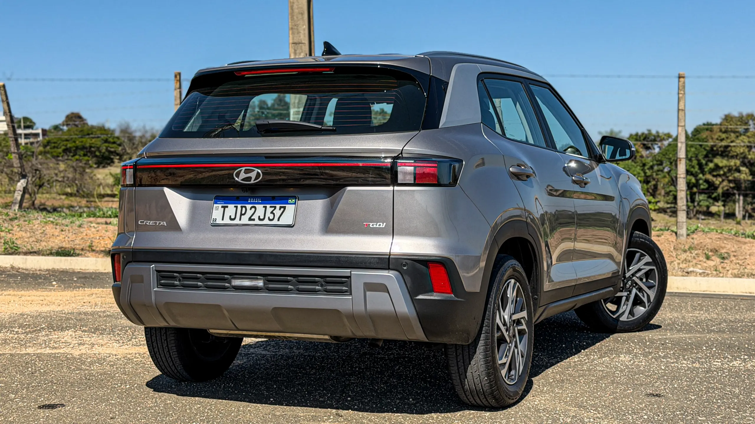 Hyundai Creta Limited na cor Cinza Silk estático