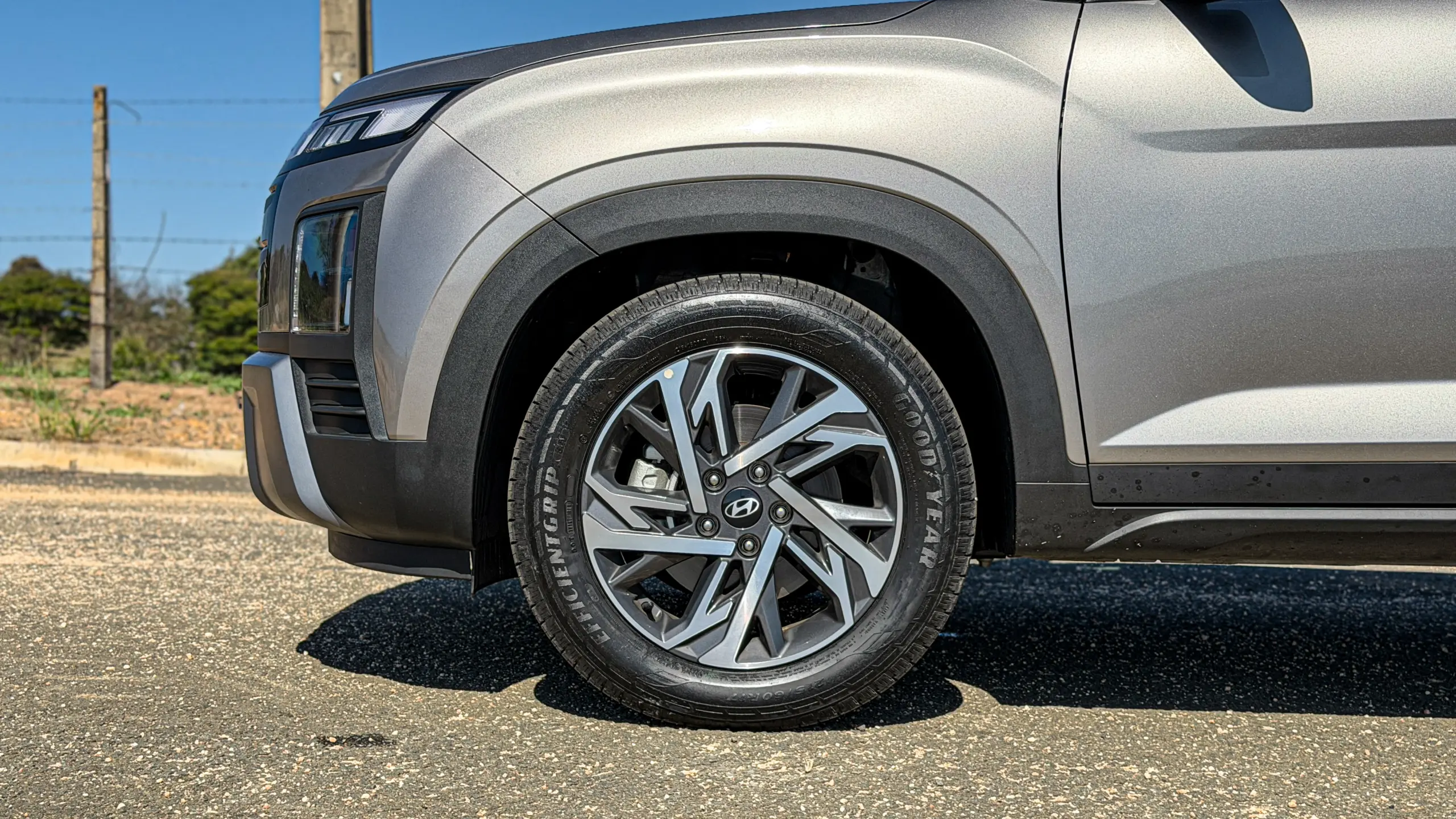 Hyundai Creta Limited na cor Cinza Silk estático