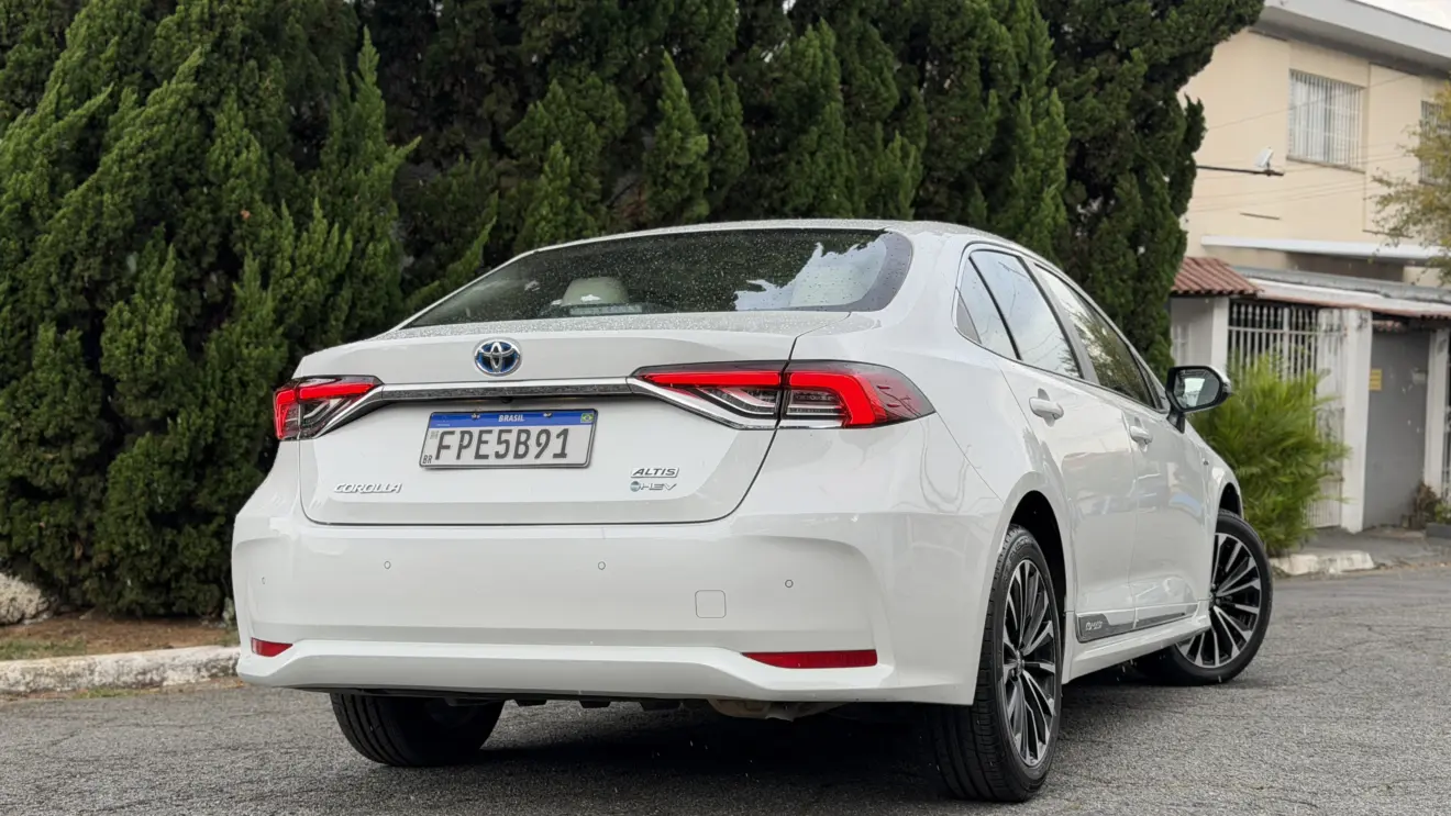 Toyota Corolla Altis Premium branco de traseira