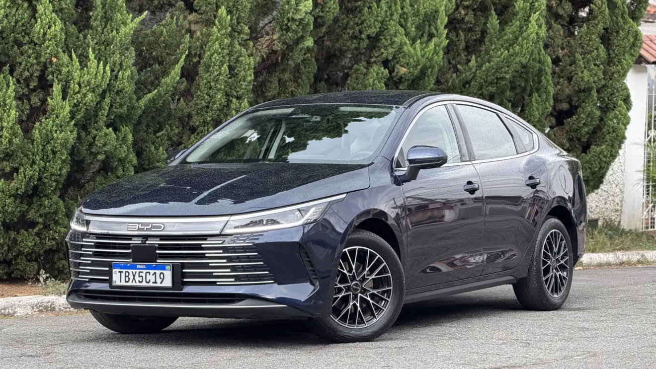 BYD King GS parado de frente