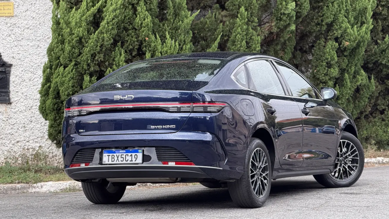 BYD King GS parado de traseira