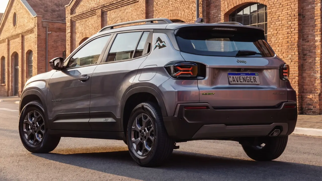 Jeep Avenger Altitude na cor Cinza Granite estático