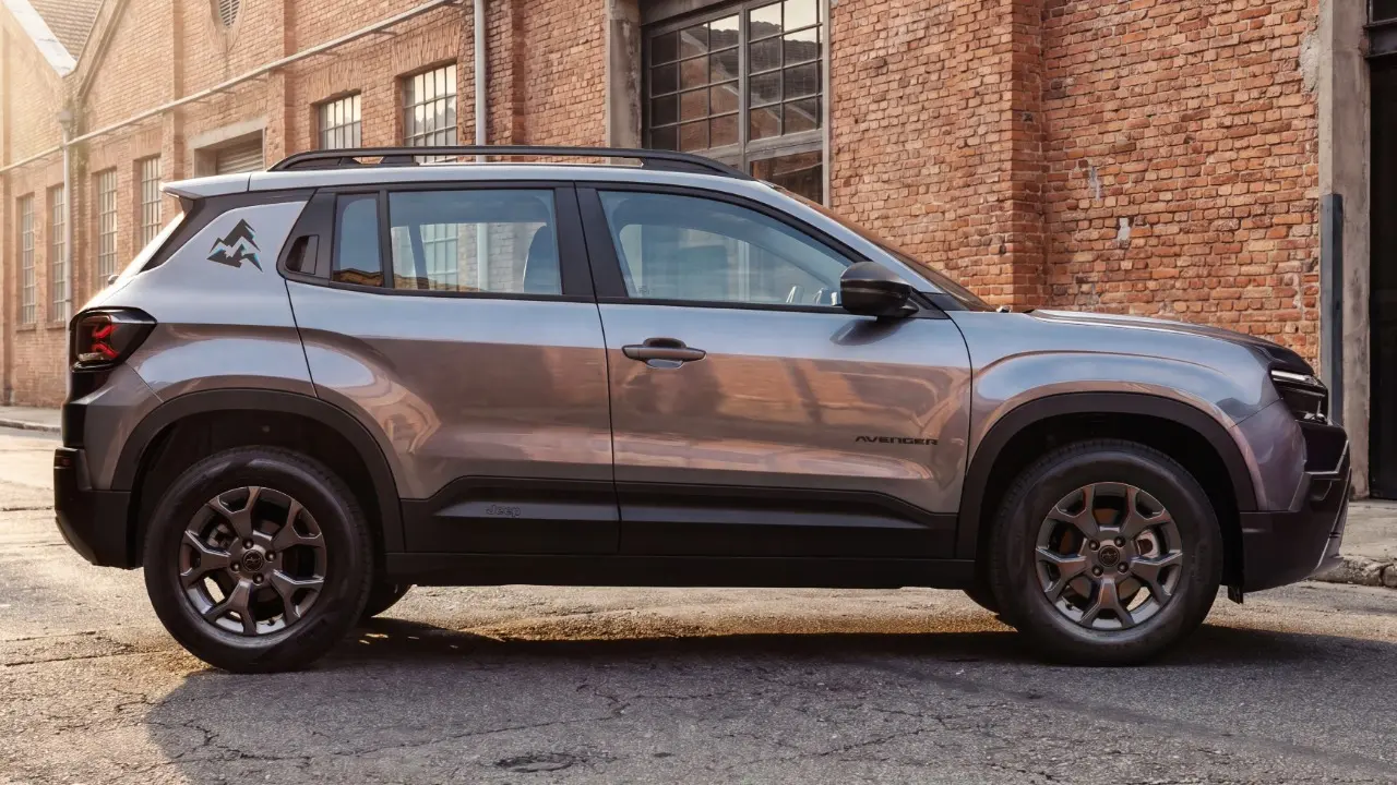 Jeep Avenger Altitude na cor Cinza Granite em movimento