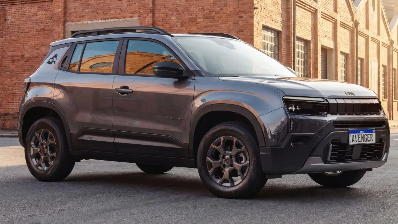 Jeep Avenger Altitude na cor Cinza Granite estático
