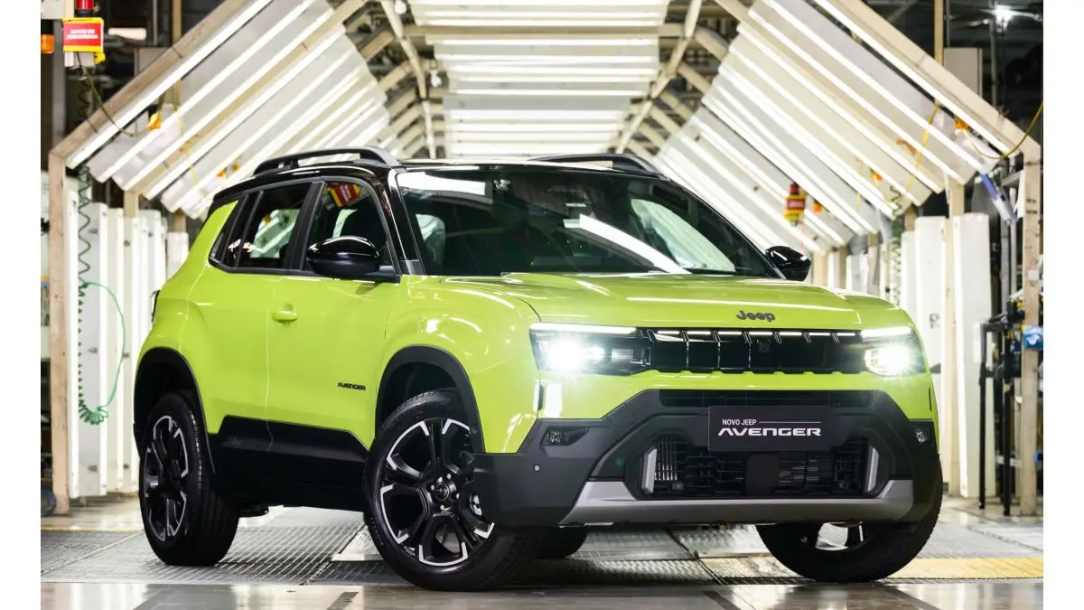Jeep Avenger amarelo parado de frente na linha de produção