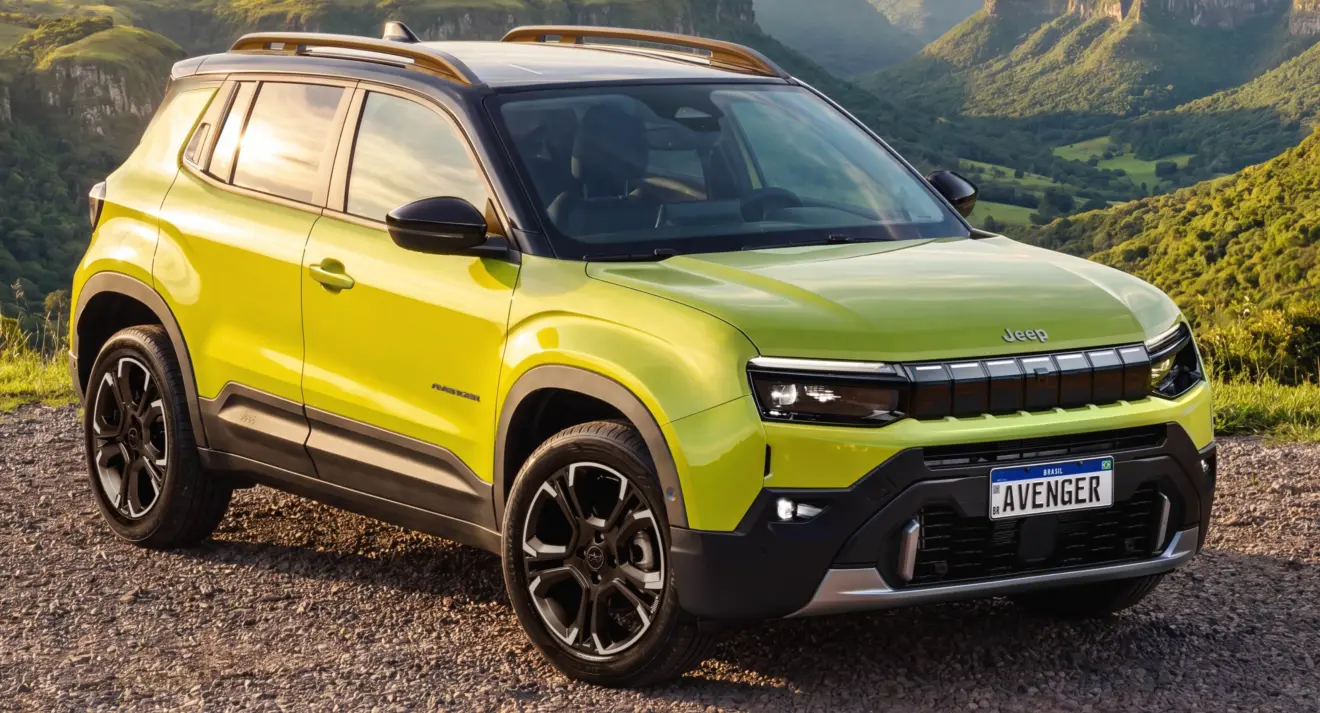 Jeep Avenger Limited amarelo parado de frente