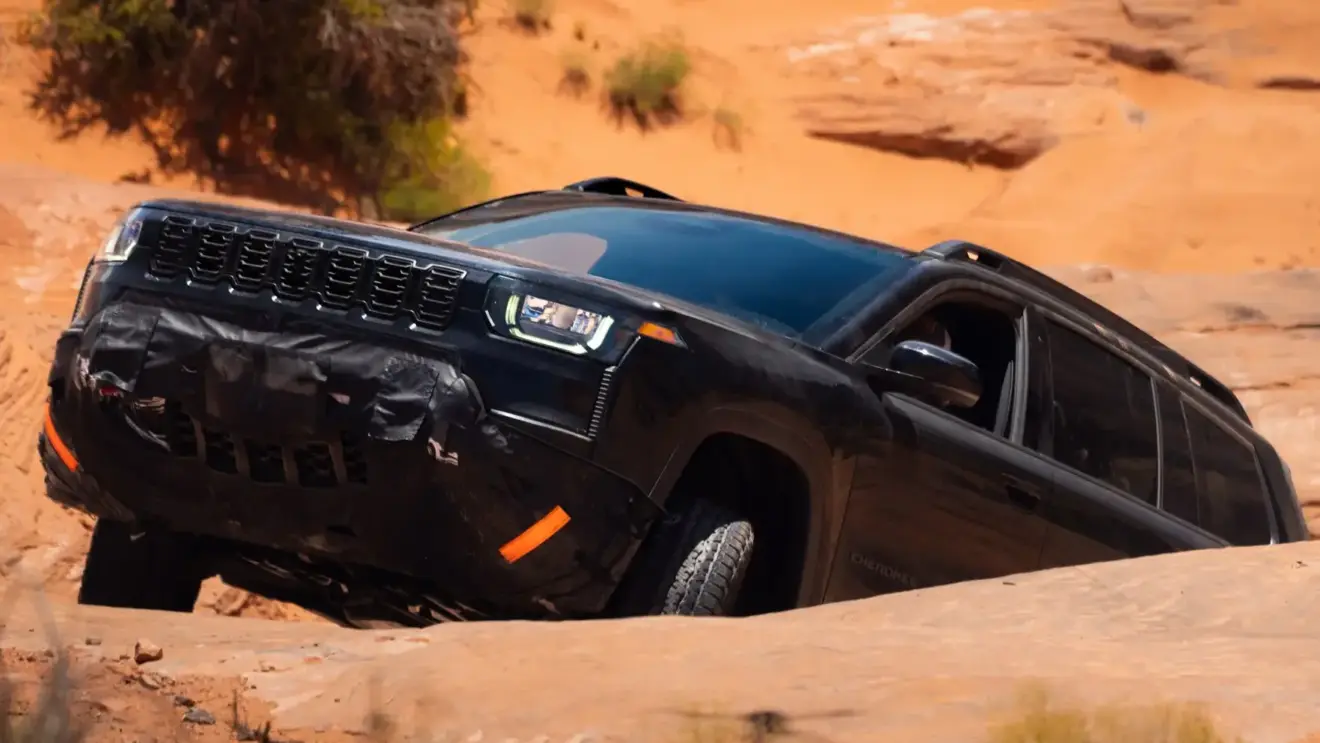 Jeep Cherokee Trailhawk Camuflado em Dunas