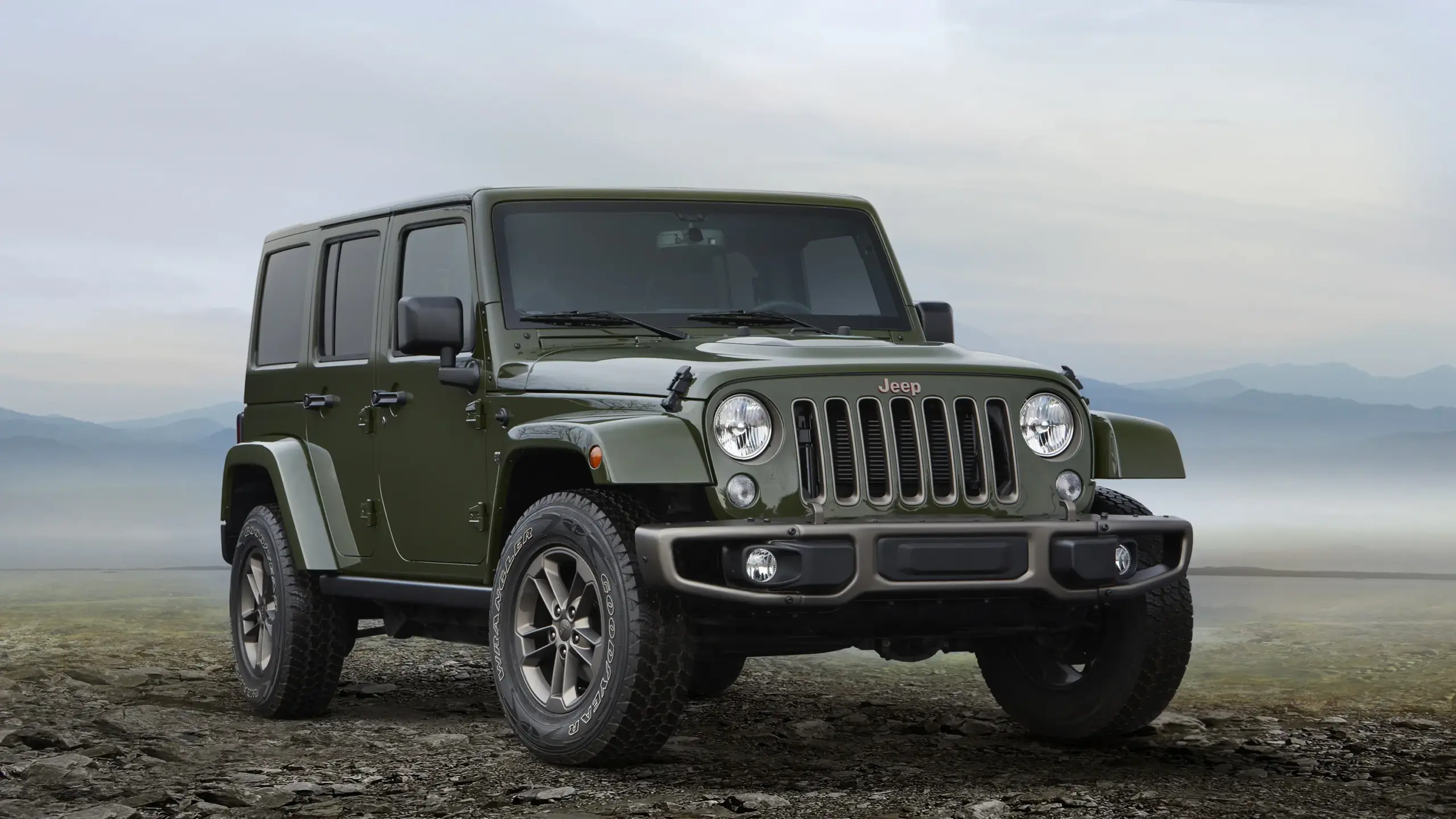 Jeep Wrangler Unlimited 75th Anniversary verde parado de frente