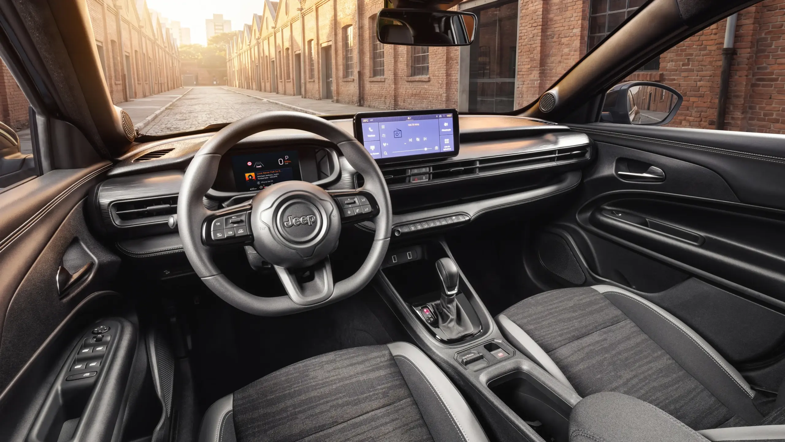 Jeep Avenger Altitude interior e cabine