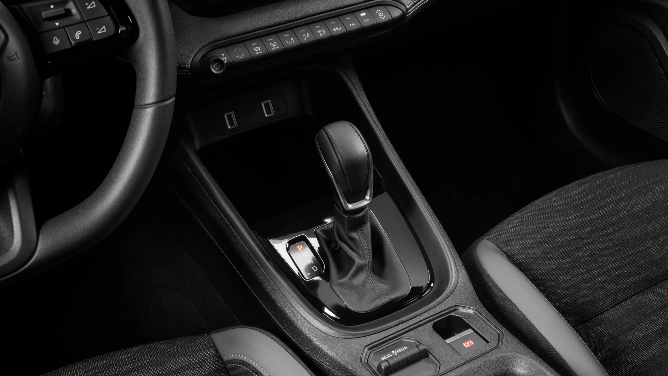 Jeep Avenger Altitude interior e cabine