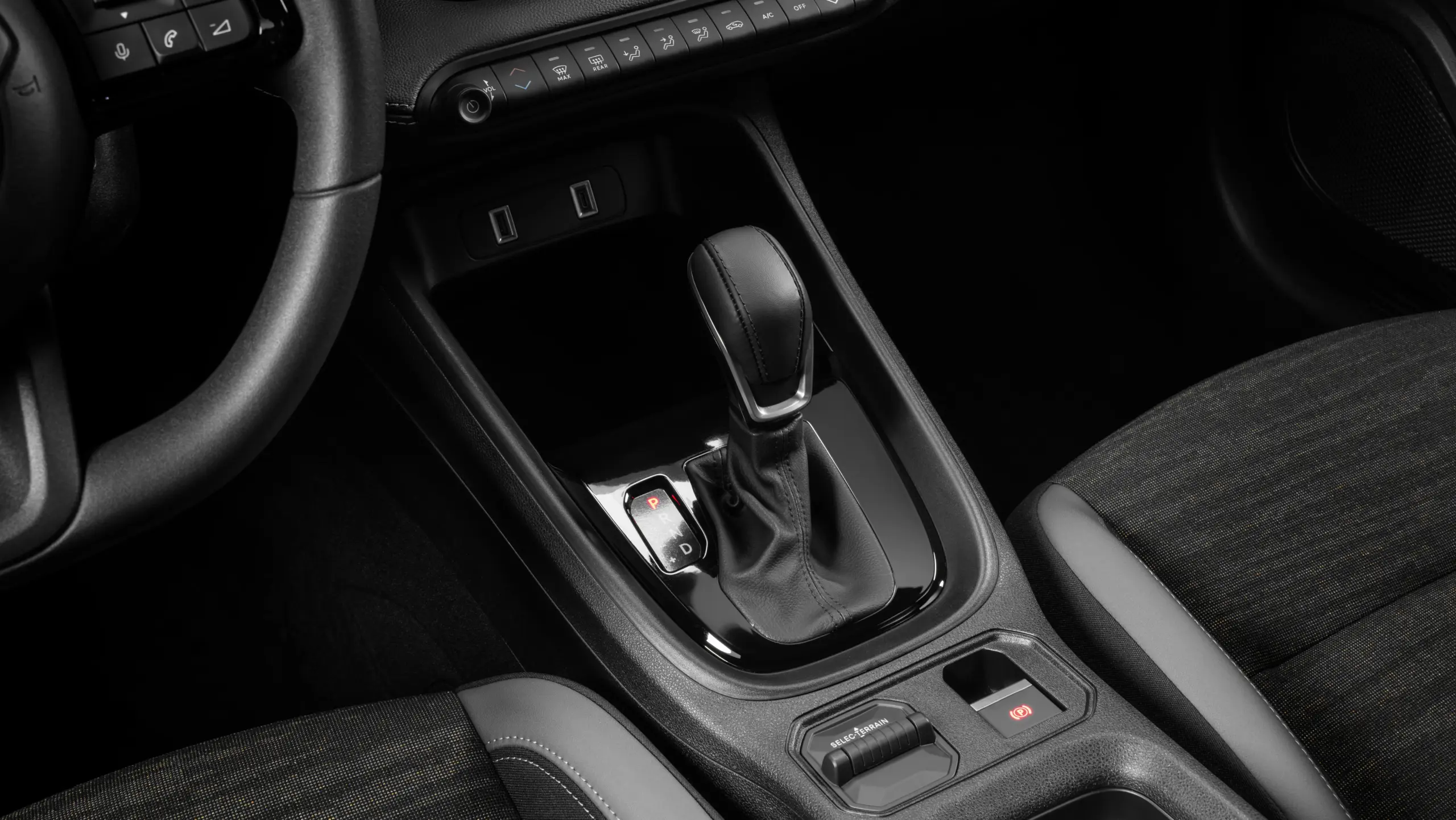 Jeep Avenger Altitude interior e cabine