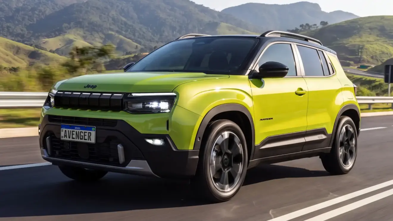 Jeep Avenger Limited na cor Verde Boreal em movimento
