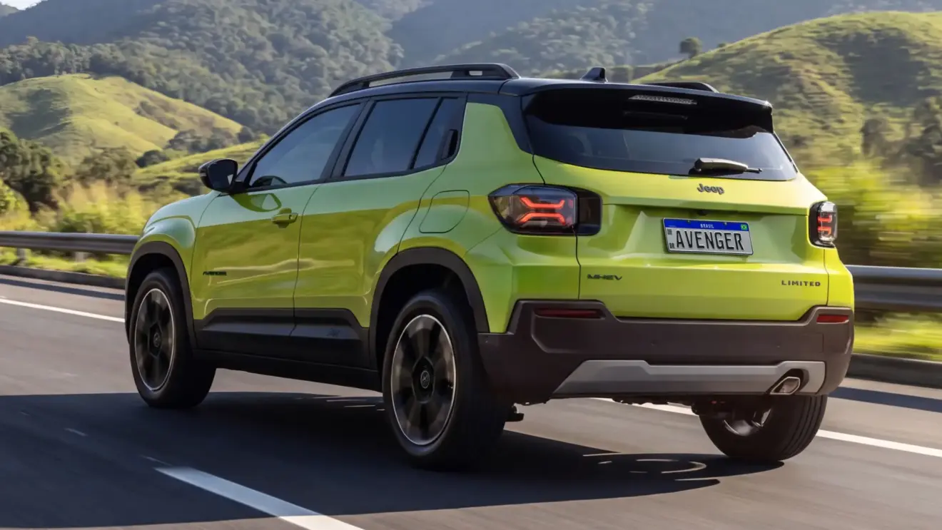 Jeep Avenger Limited na cor Verde Boreal em movimento