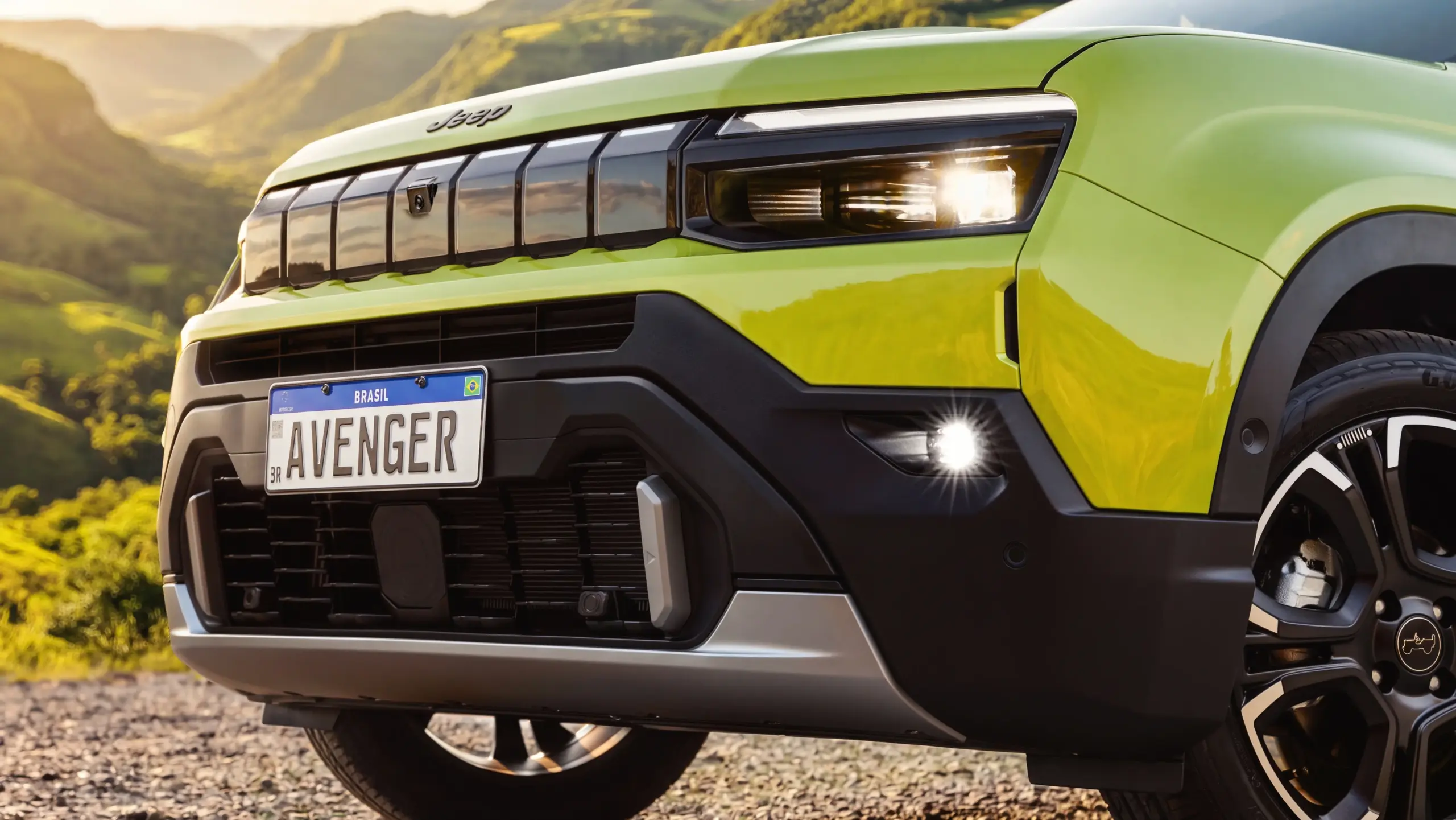Jeep Avenger Limited na cor Verde Boreal estático
