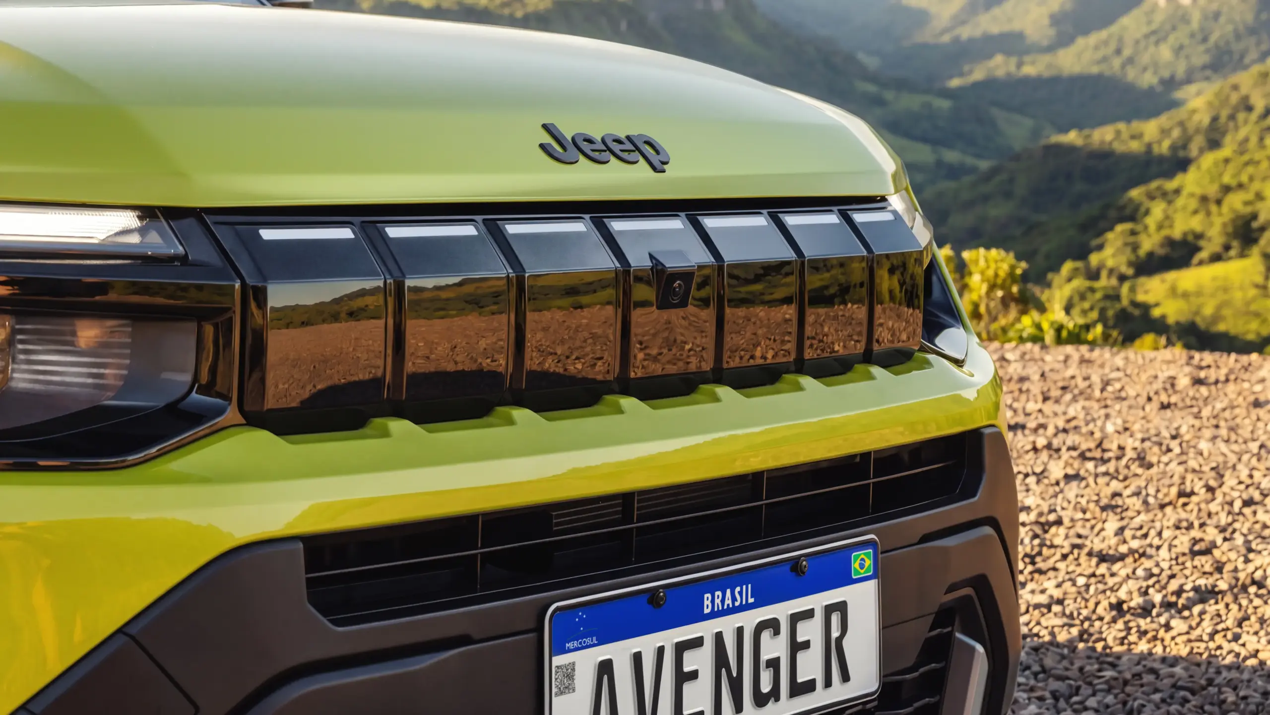 Jeep Avenger Limited na cor Verde Boreal estático