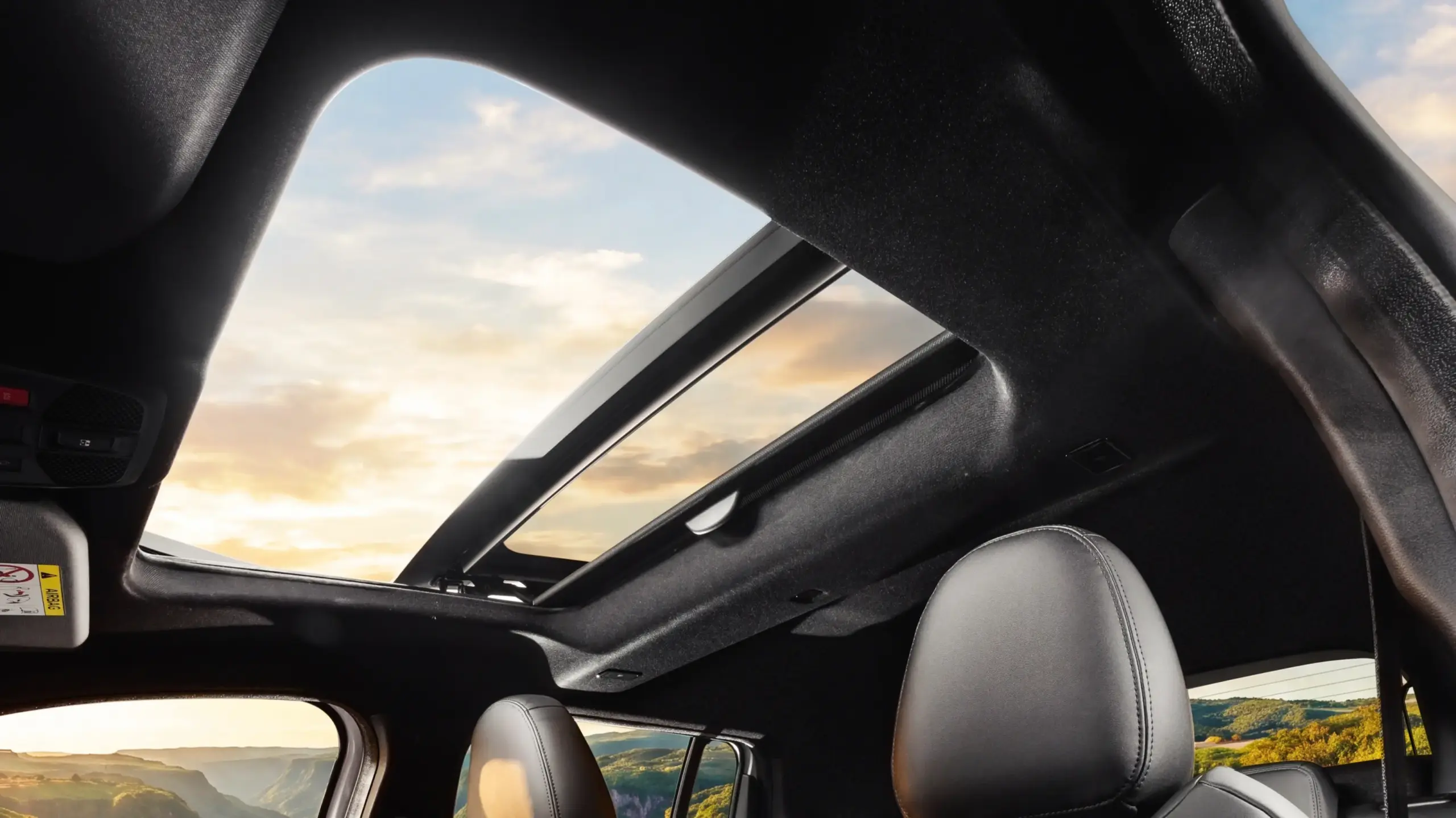Jeep Avenger Limited interior e cabine com teto solar