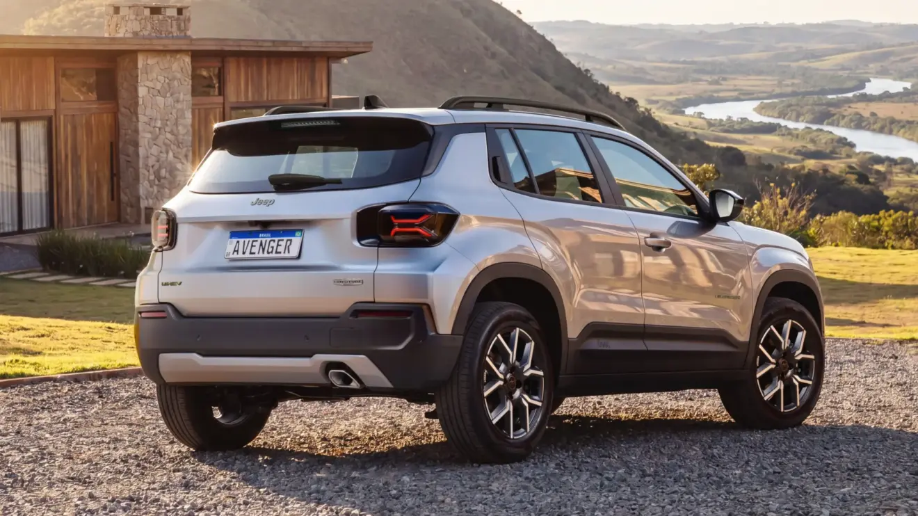 Jeep Avenger Longitude na cor Cinza Concrete estático
