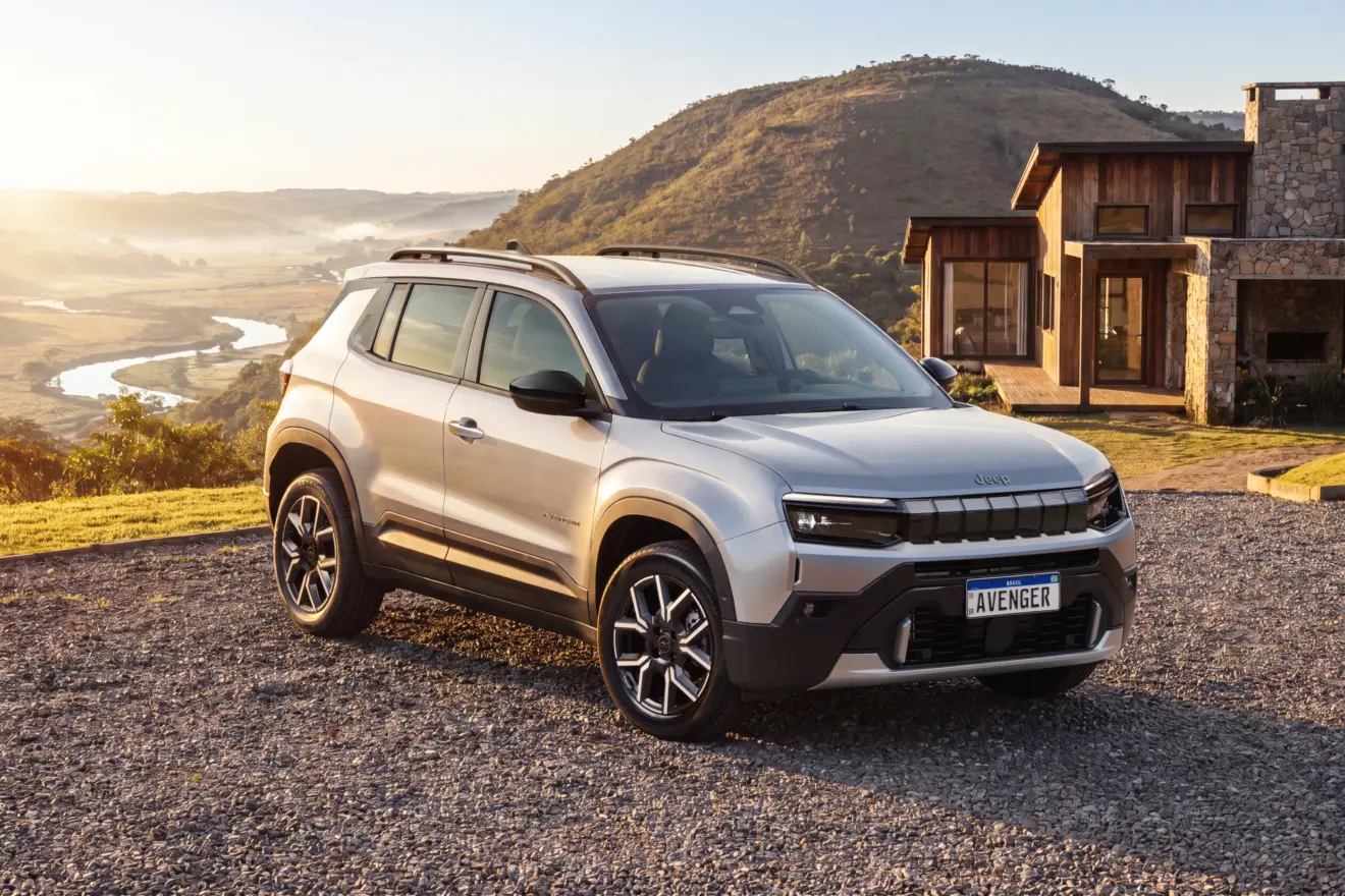 Jeep Avenger Longitude na cor Cinza Concrete estático