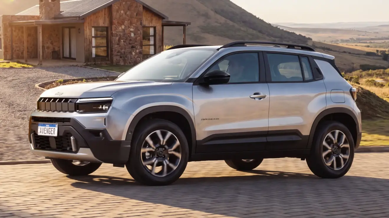 Jeep Avenger Longitude na cor Cinza Concrete estático