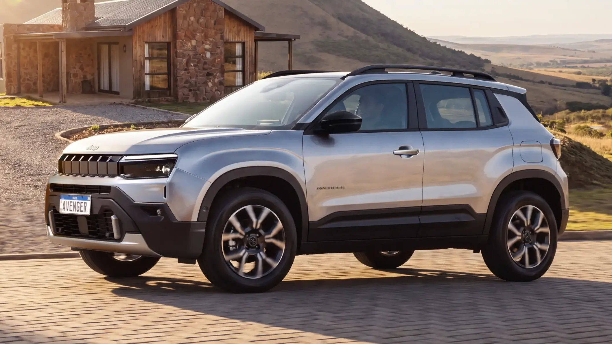 Jeep Avenger Longitude na cor Cinza Concrete estático