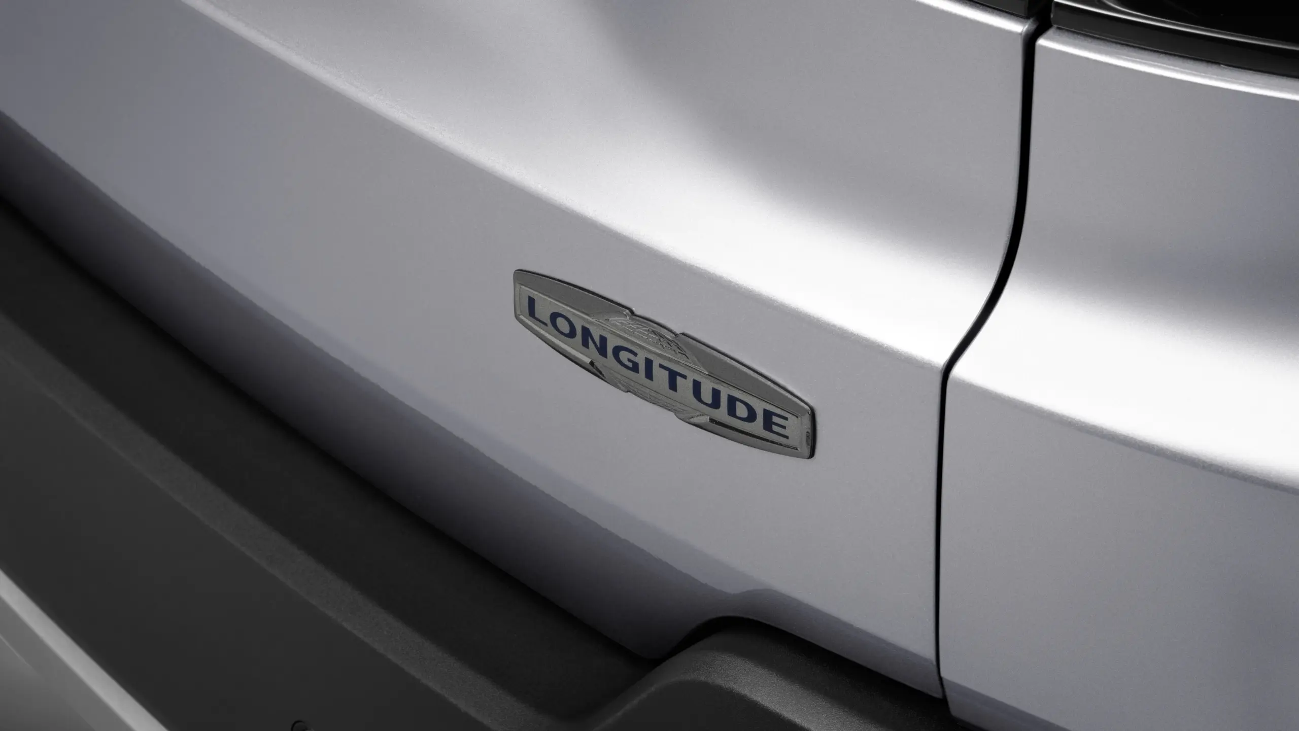 Jeep Avenger Longitude detalhes na cor prata