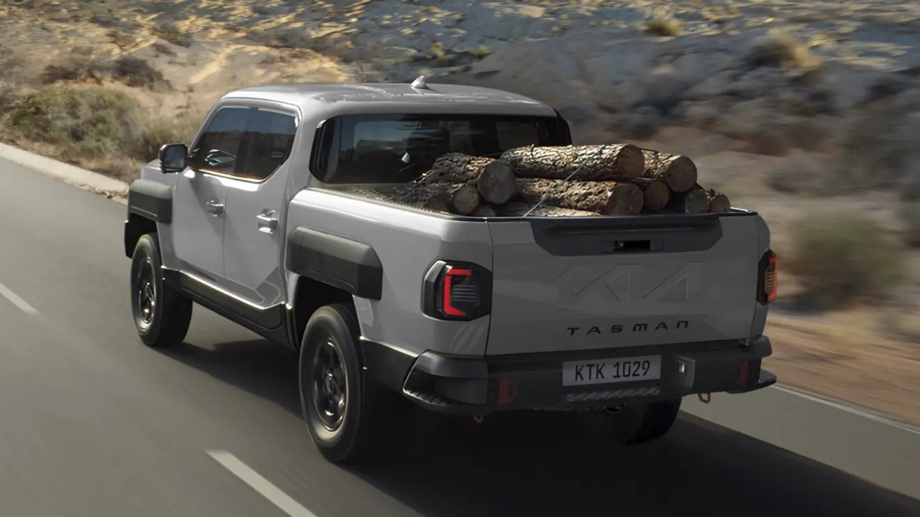 Kia Tasman prata de traseira levando carga 