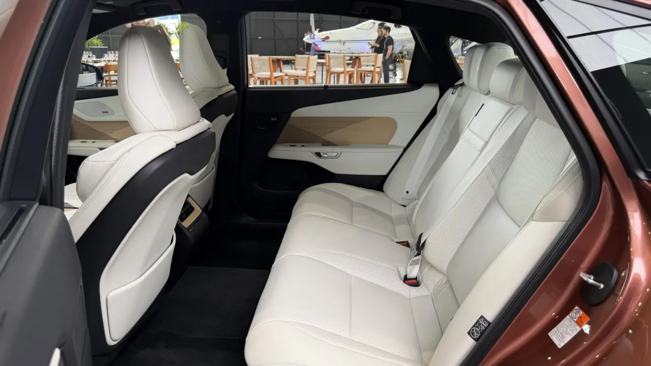 Lexus ES 350h interior