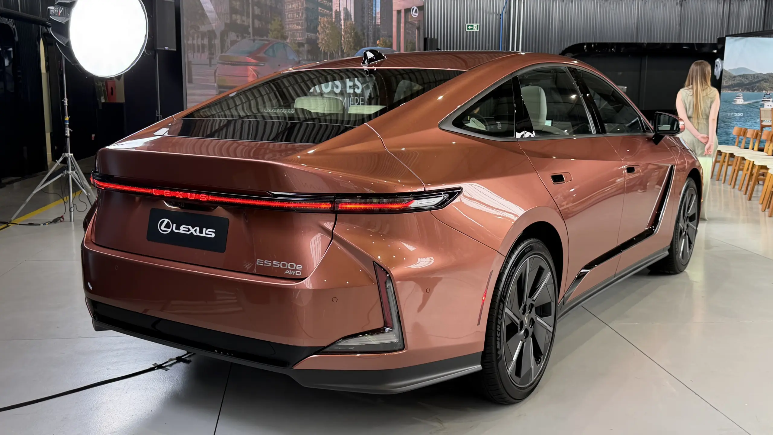 Lexus ES 350h marrom estático