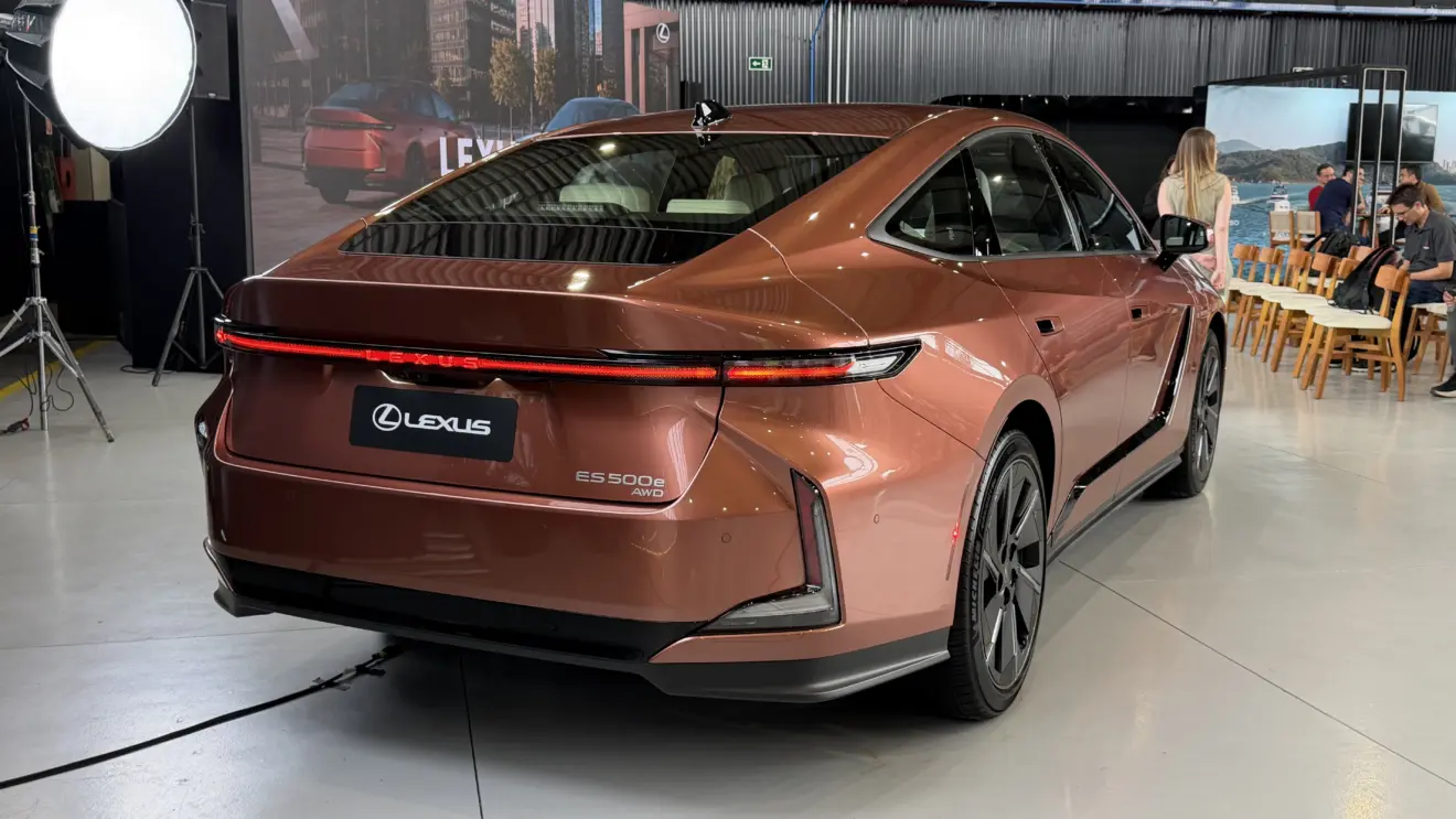 Lexus ES 350h marrom estático