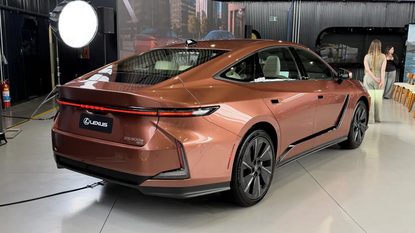 Lexus ES 350h marrom estático