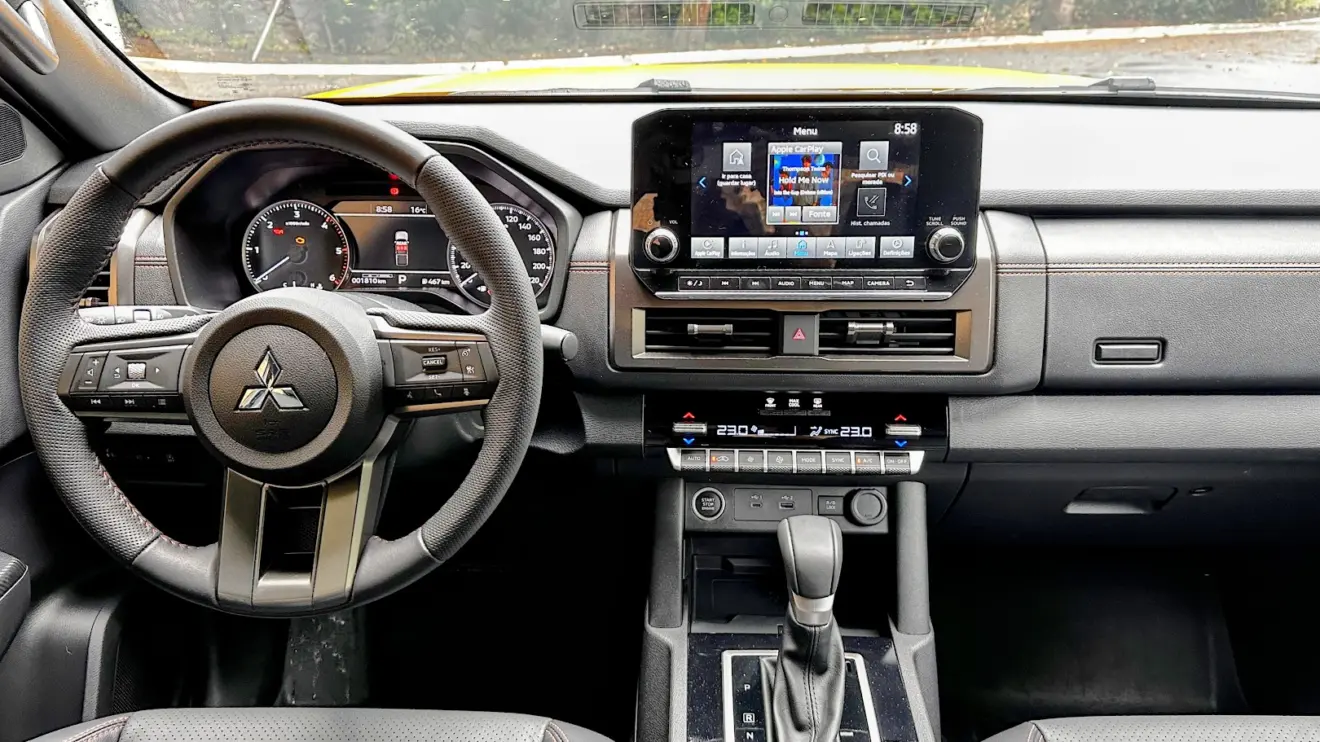 Painel da caminhonete Mitsubishi Triton Savana 