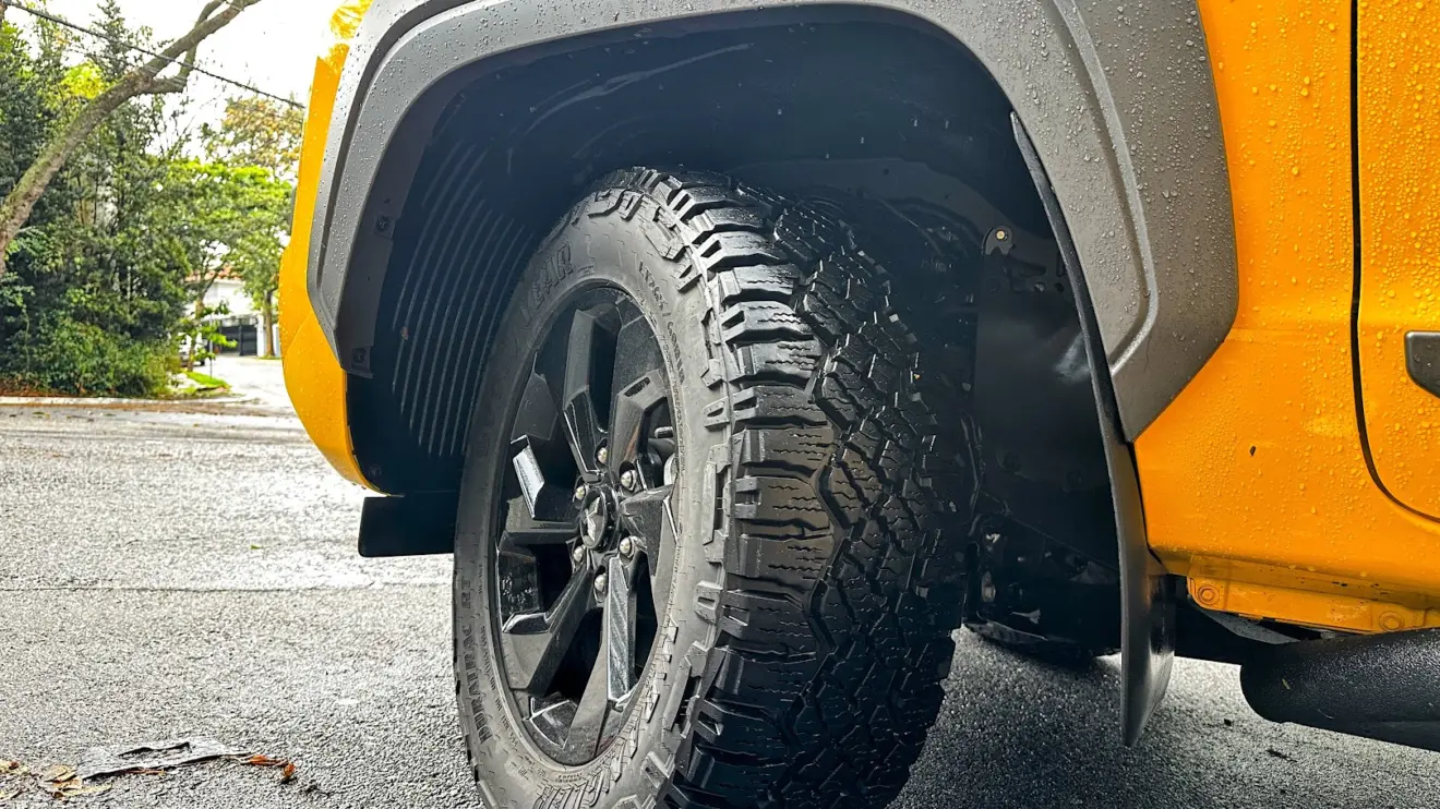 Pneus de uso misto da caminhonete Mitsubishi Triton Savana 