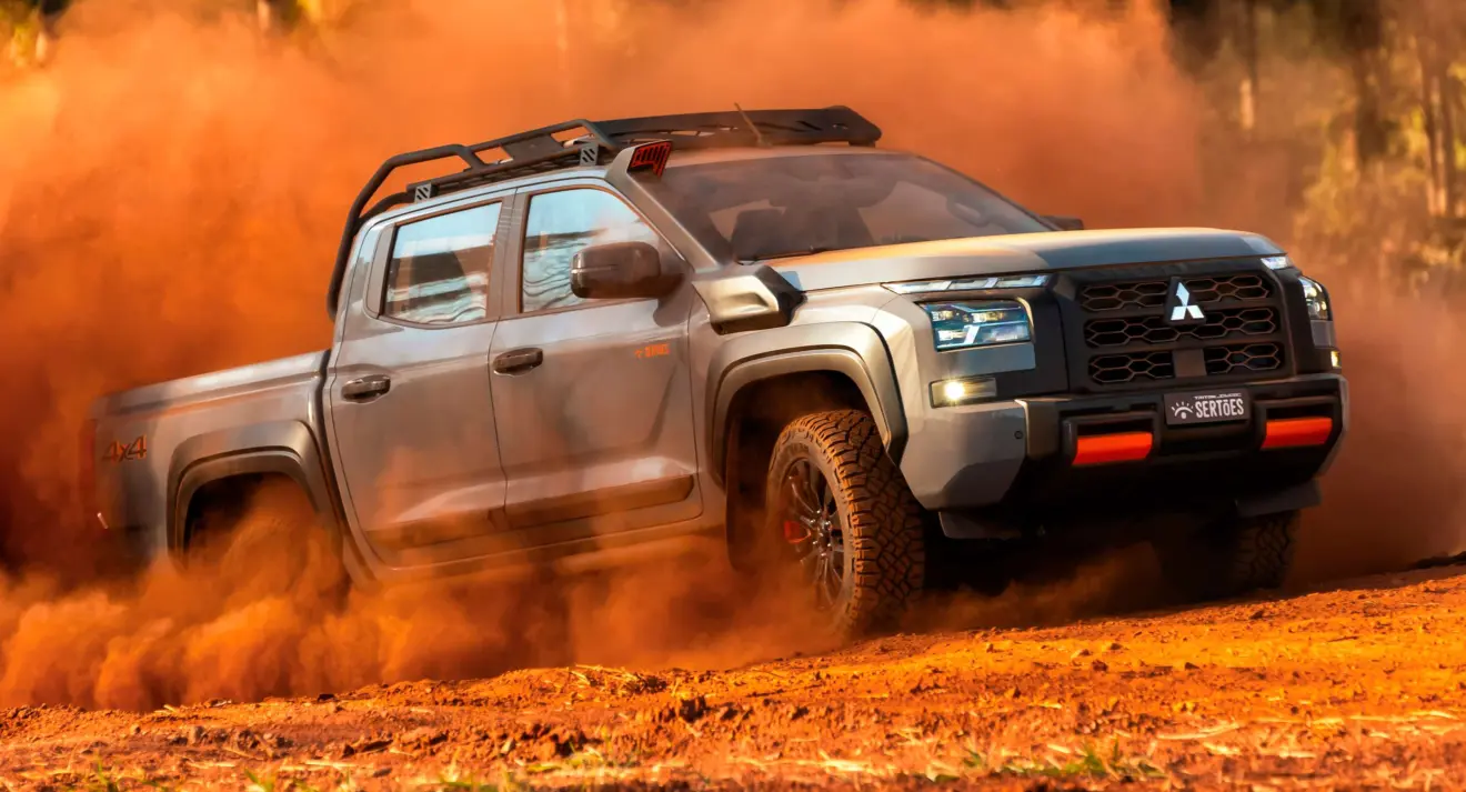 Mitsubishi Triton Sertões de frente andando no fora de estrada