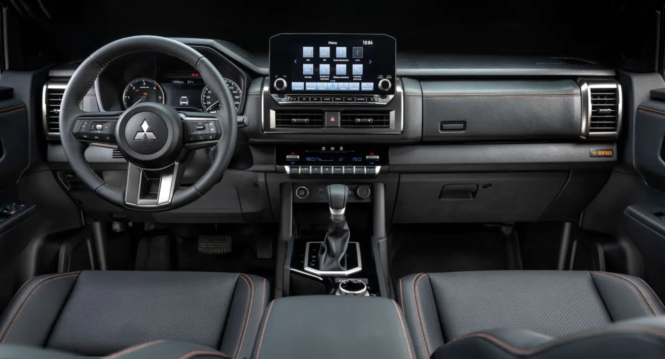 Interior da Mitsubishi Triton Sertões