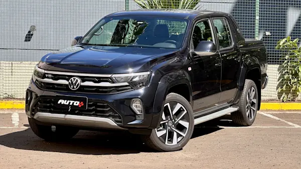 Volkswagen Amarok Extreme preta parada de frente em um estacionamento