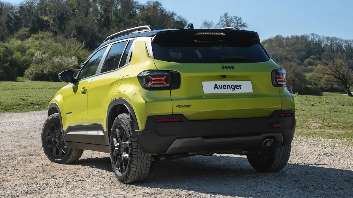 Jeep Avenger 4xe verde de traseira