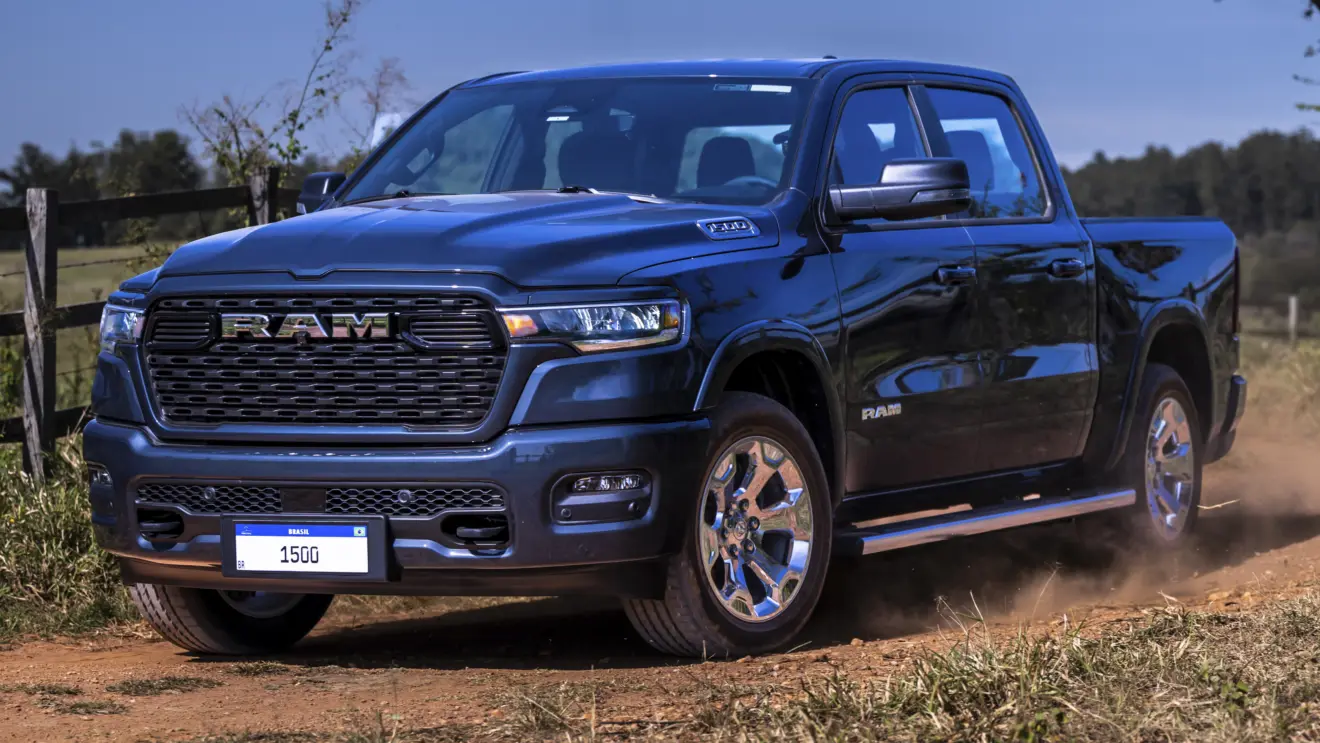 Ram 1500 Big Horn AZUL DE FRENTE ANDANDO NA TERRA