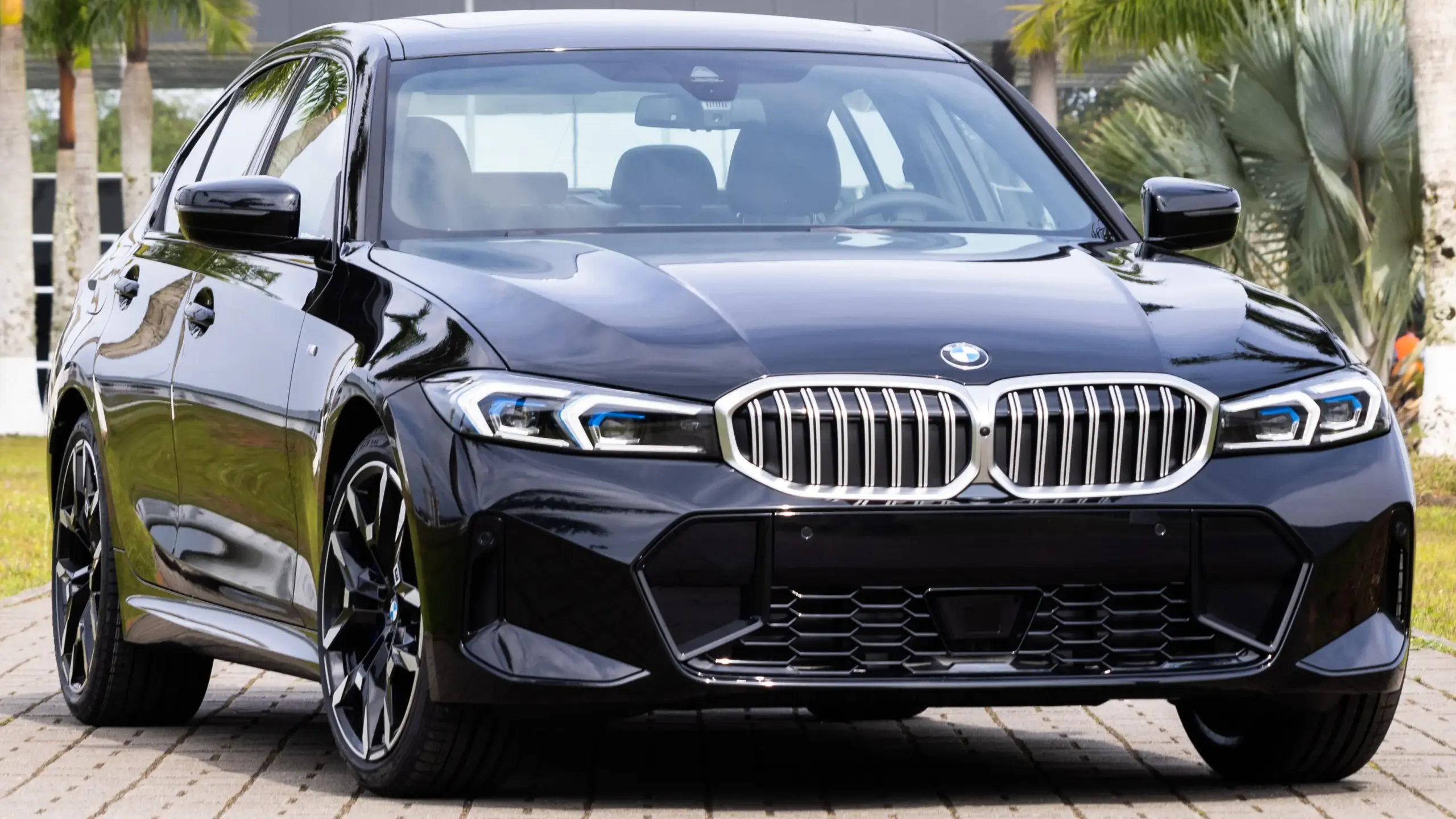 Novo BMW Série 3 preto parado de frente com árvores ao fundo é um dos carros supervalorizados no Brasil