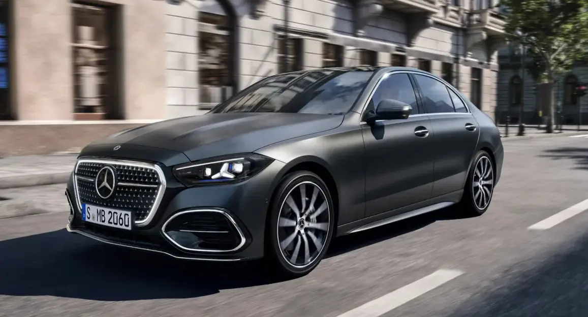 Novo Mercedes-Benz Classe C cinza de frente andando na cidade