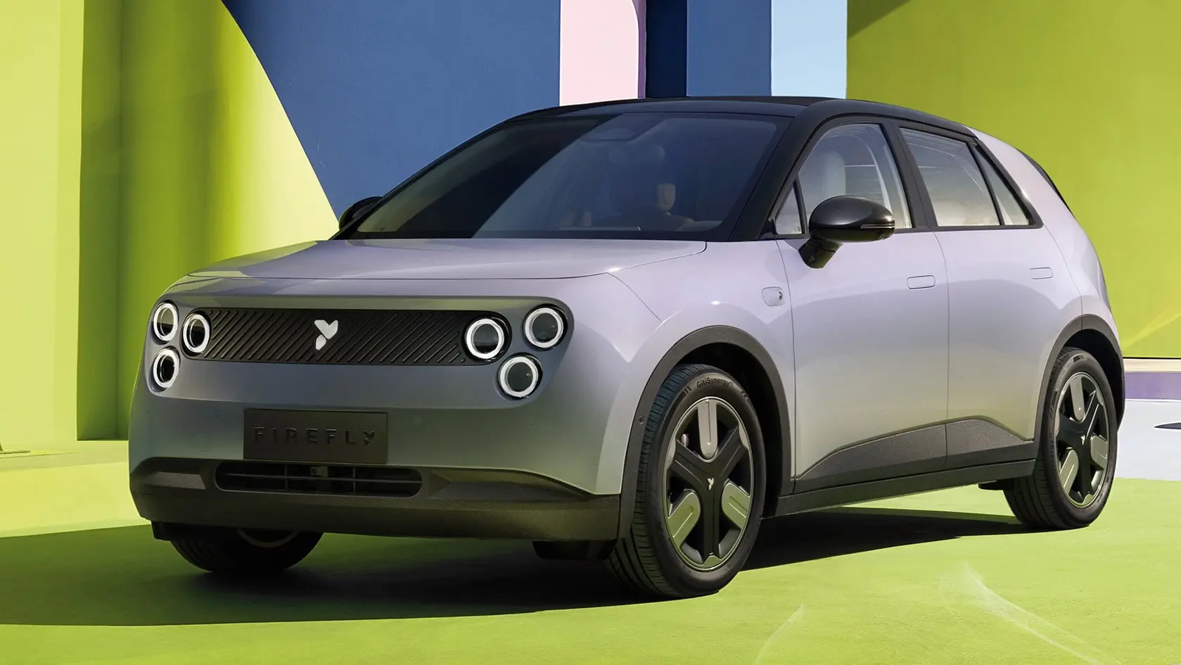 Nio Firefly EV parado de frente com fundo e chão em amarelo