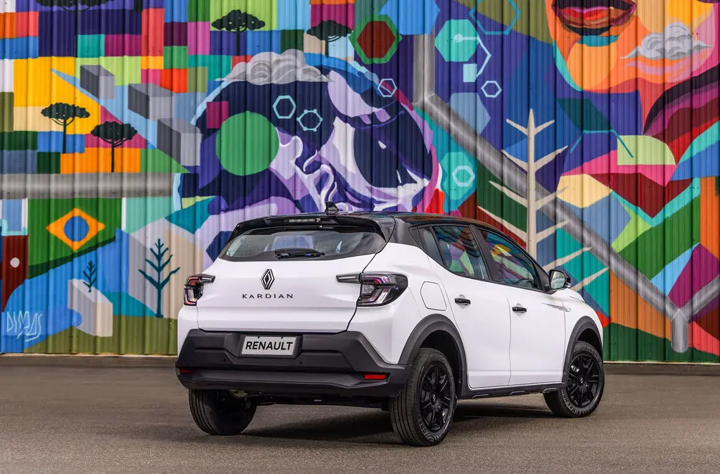 Renault Kardian Vibe Turbo branco parado de traseira