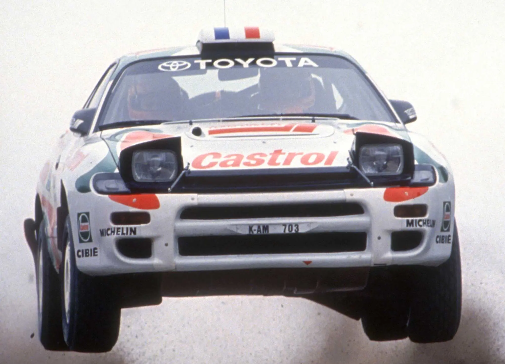 Toyota Celica de frente na estrada de terra