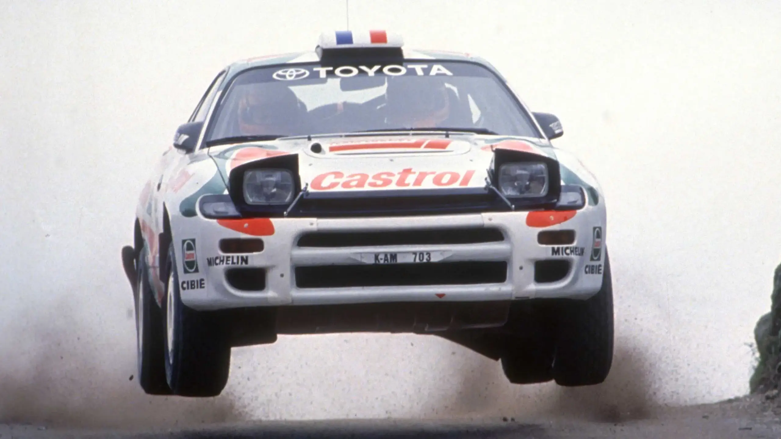 Toyota Celica de frente na estrada de terra