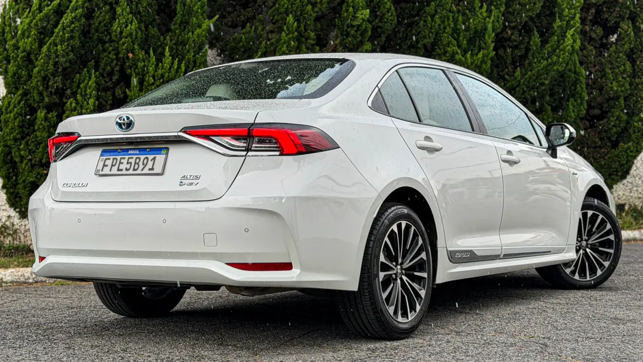 Toyota Corolla Altis Hybrid branco estático na rua